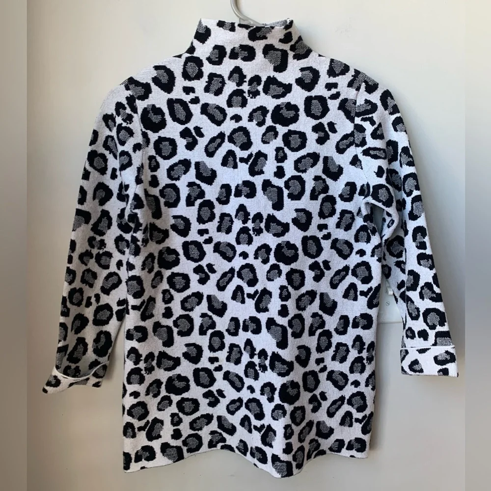 TAHARI Animal Print Mock Neck Turtleneck 3/4 Cuffed Sleeve Sweater
